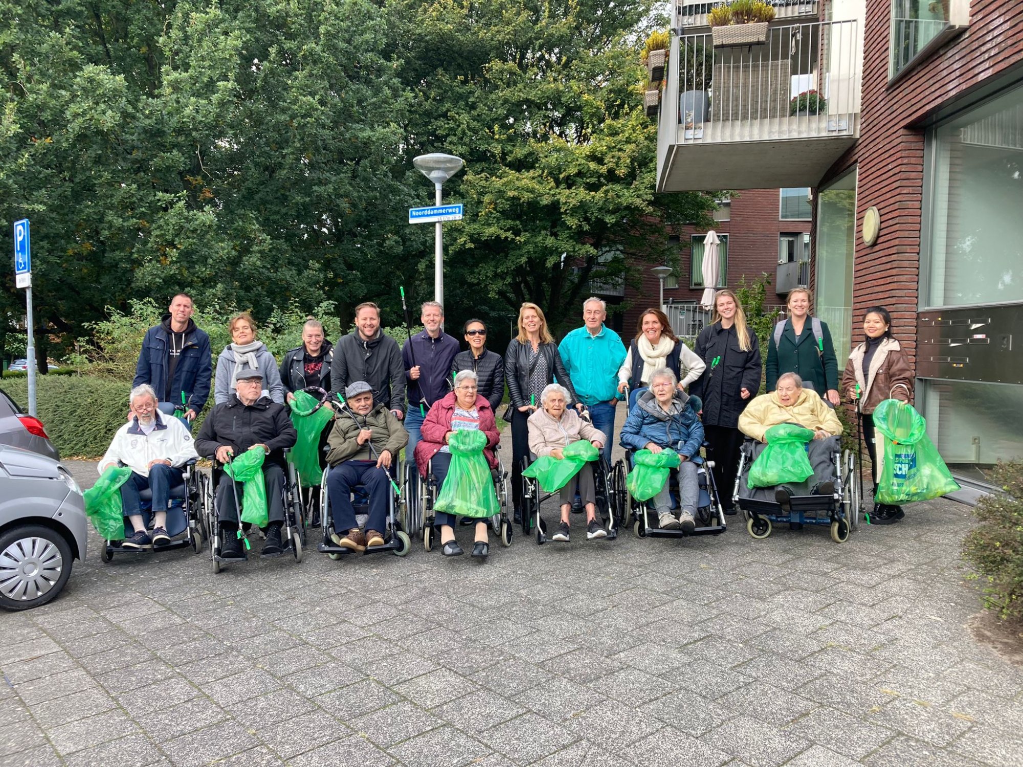 Vrijwilligers in actie voor NL Cares